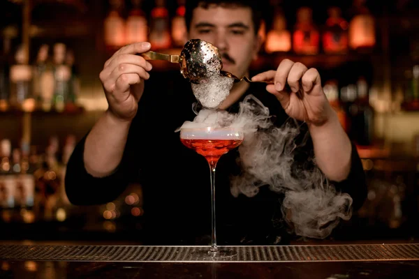 Il barista aggiunge schiuma in una bevanda alcolica — Foto Stock