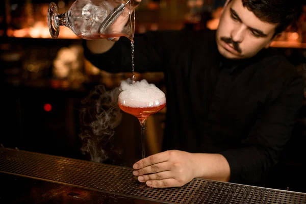 Бармен використовує фільтр для приготування алкогольного коктейлю — стокове фото