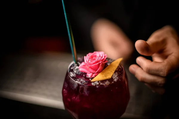酒精饮料与花，柠檬味和稻草的特写 — 图库照片