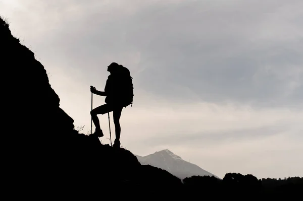 Силуэт женского альпинизма в горах — стоковое фото
