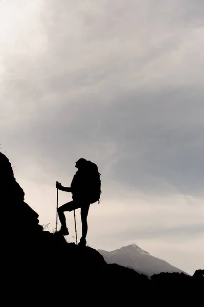 Силуэт самки альпинистки восхождения на гору — стоковое фото