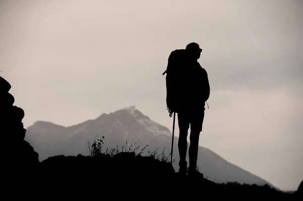 Silhouette de randonneuse debout au sommet de la montagne — Photo