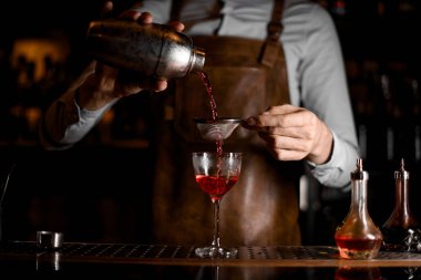 Profesyonel erkek barmen elek ile çelik shaker kırmızı alkollü içecek dökme