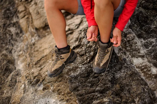 Nahaufnahme einer Wanderin, die Schnürsenkel hochreißt — Stockfoto