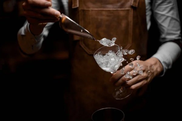 Professionell bartender sätta krossad is till glaset — Stockfoto