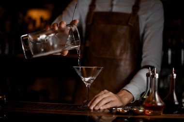 Profesyonel erkek barmen martini cam ölçüm fincan bir alkollü içecek dökme