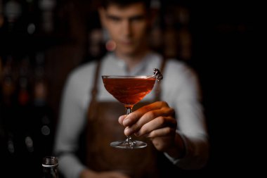 Metal ayı şiş ile süslenmiş cam bir kokteyl hizmet Barmen
