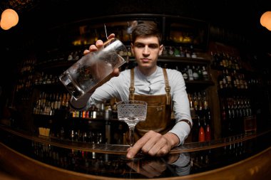 Fisheye, ölçüm kabından cama kokteyl döken erkek barmeni vurdu