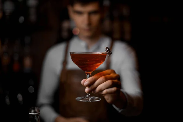 Barista che serve un cocktail nel bicchiere decorato con spiedo di orso metallico — Foto Stock