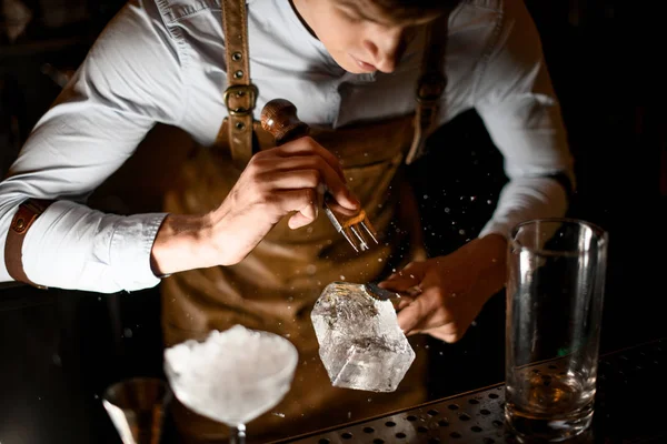 Barkeeper macht eine zerkleinerte mit einem speziellen Instrument — Stockfoto