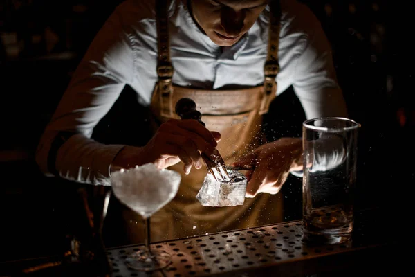 Barman profissional em avental de couro fazendo um esmagado com um garfo especial — Fotografia de Stock