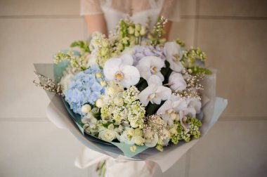 Beyaz Lale, Lila, orkide ve hidangeas bir buket tutan kız