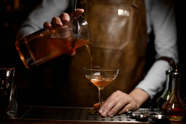 Barman verse le cocktail d'alcool avec passoire — Photo