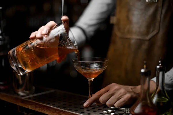 Bartender häller en alkohol cocktail från SIL — Stockfoto