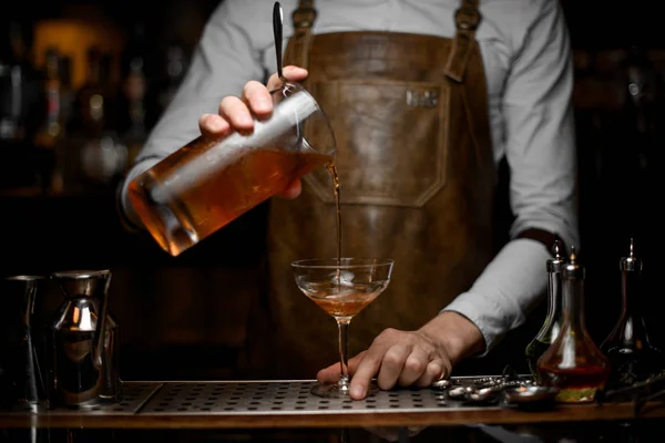 Bartender häller alkohol cocktail från SIL — Stockfoto