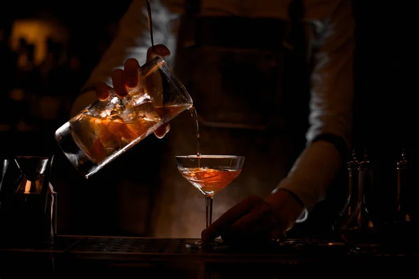 Barista versare il cocktail alcolico con colino — Foto Stock