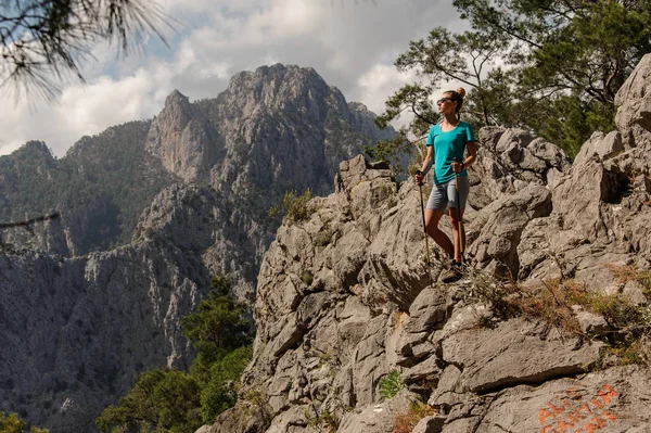 Jong meisje poseren op de top van de berg — Stockfoto