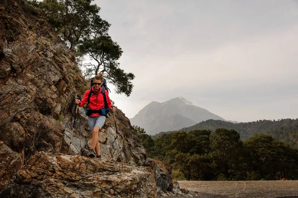 Vrouwelijke reizigers wandelingen op heuvels aan de kust — Stockfoto