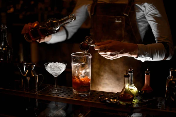 Bartender förbereder en alkohol cocktail med Jigger — Stockfoto
