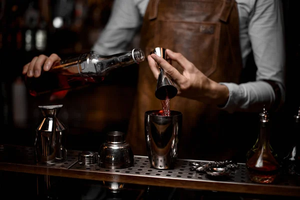 Närbild på bartender hälla alkohol från Jigger till shaker — Stockfoto