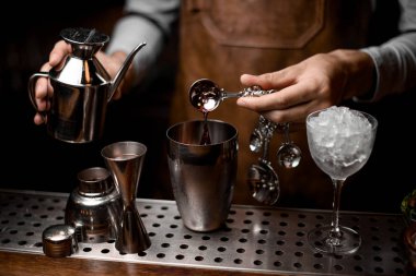 Barmen su ısıtıcısı, kaşık ve Shaker ile içmek