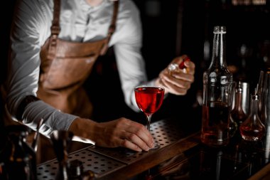 Barmen bir alkol kokteyli püskürtücü ile dökme