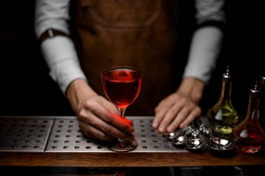 Karşı kokteyl bir bardak barmen yakın çekim