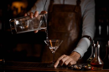 Barmen kavanozdan bir alkol kokteyli dökülen