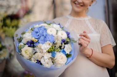 Beyaz ve mavi çiçekler ile buket yakın çekim