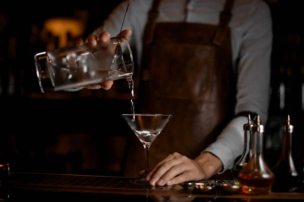Barman derramando uma bebida alcoólica do frasco — Fotografia de Stock