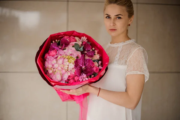 Ragazza tiene bouquet di vari fiori rosa — Foto Stock