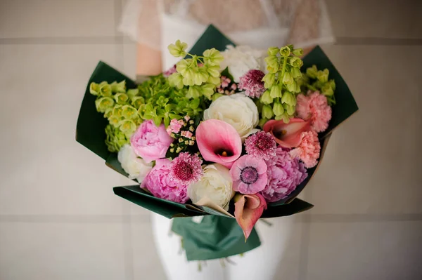 Gros plan du bouquet avec diverses fleurs dans un emballage vert — Photo