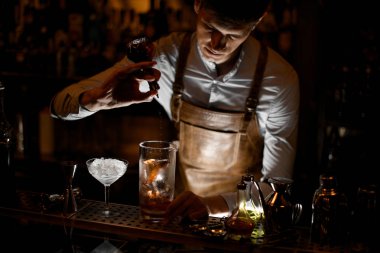 Barmen cam şişe bir kokteyl dökülen