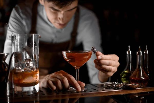Barmen Bar sayaç üzerinde bir alkol kokteyli dekorasyon — Stok fotoğraf