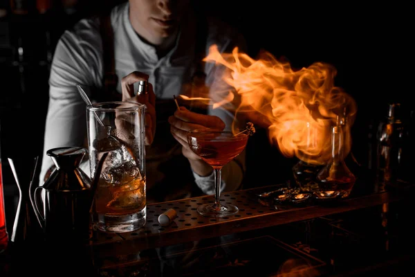 Close-up of bartender firing up a cocktail — Stock Photo, Image