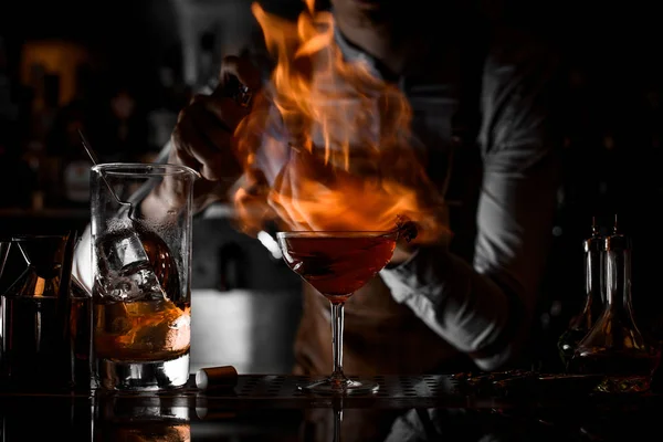 Close-up of bartender firing up a drink — Stock Photo, Image