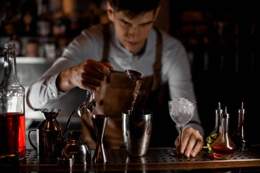 Barmen kaşık ve Shaker ile alkol yalanır