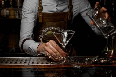 Barmen kavanozu bir martini kokteyl dökülen