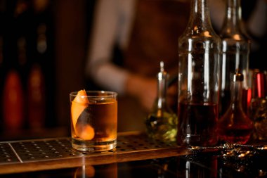 Viski, buz ve Zest ile cam