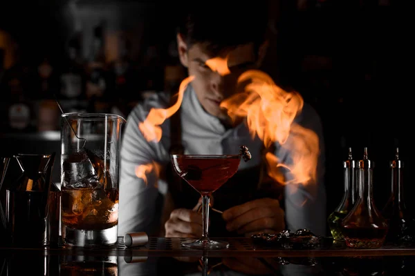 Близкий снимок бармена, стреляющего коктейлем — стоковое фото