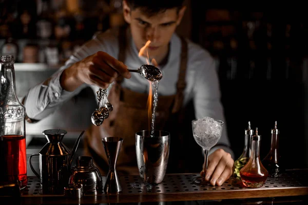 Cantinero vertiendo alcohol de cuchara a coctelera — Foto de Stock