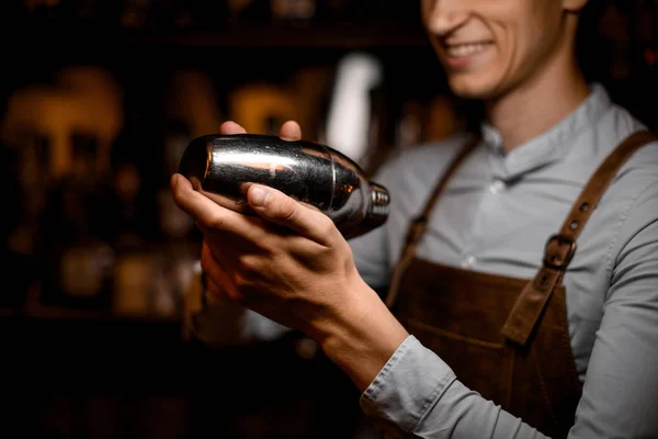 Barmenler ellerde Shaker yakın çekim — Stok fotoğraf
