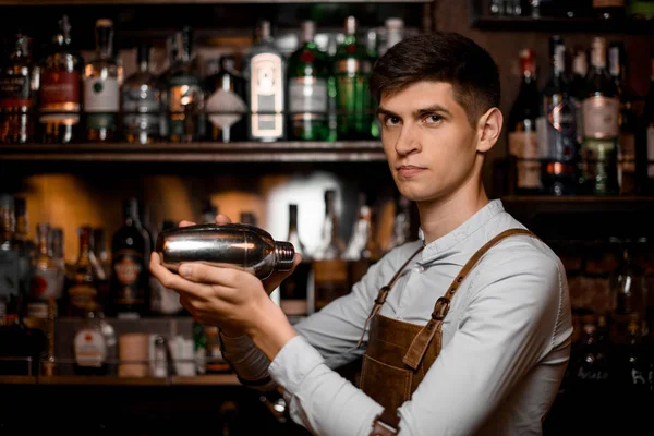 Shaker ile apron genç barmen portresi — Stok fotoğraf