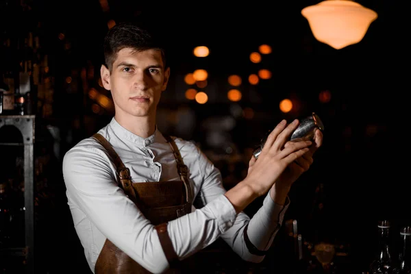 Retrato de jovem barman em avental fazendo coquetel — Fotografia de Stock