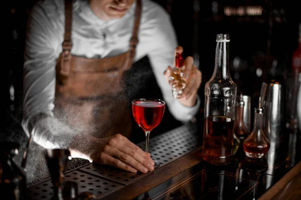 Il barista versa una bevanda alcolica con spruzzatore — Foto Stock