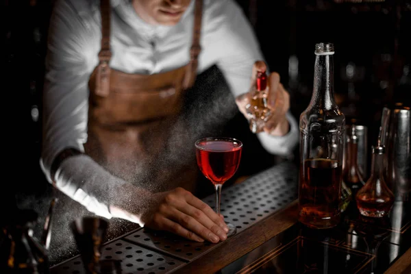 Barman derramando uma bebida alcoólica com pulverizador — Fotografia de Stock