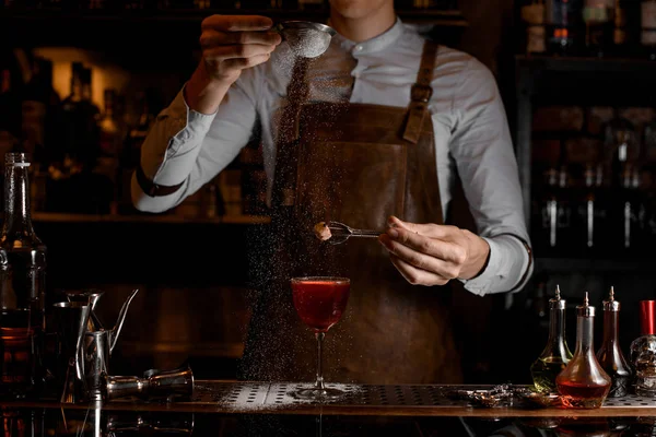 Barman segurando queima de açúcar acima bebida alcoólica — Fotografia de Stock