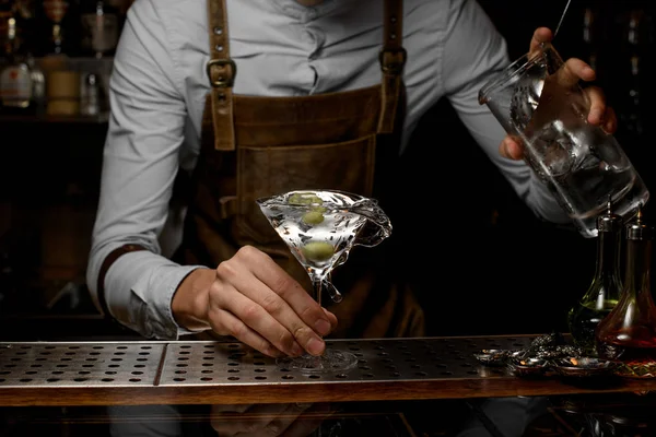 Barkeeper gießt einen Martini-Cocktail aus Glas — Stockfoto