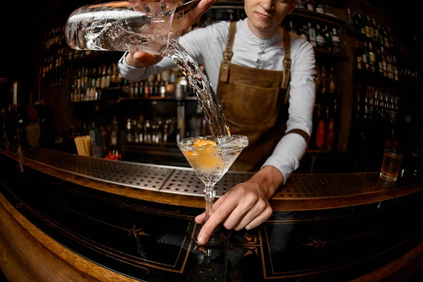 Unga bartender hälla alkohol från en burk — Stockfoto