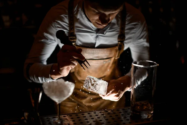 Barman verplettert een ijsblokjes met Crusher — Stockfoto